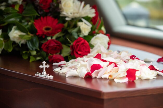 Foto close-up opname van een grafkist of kist in een lijkwagen of kapel of begrafenis op een begraafplaats