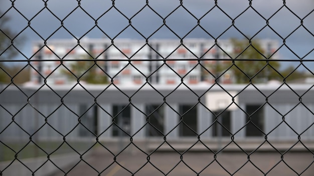 Close-up opname van een hek rond het basketbalveld