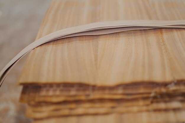 Close-up opname van gladde houten planken in een industriële fabriek