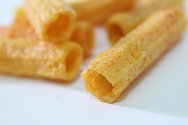 Close-up opname van knapperige gebakken roll pappad snacks met witte achtergrond