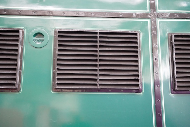 Close-up opname van metalen ventilatiegrillen op groene achtergrond
