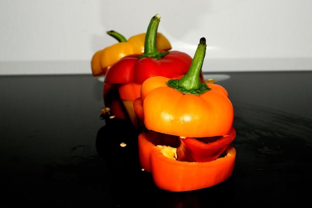 Photo close-up of orange bell peppers on table