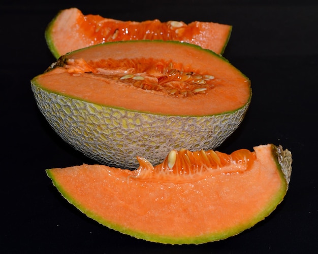 Foto prossimo piano di un frutto arancione su uno sfondo nero