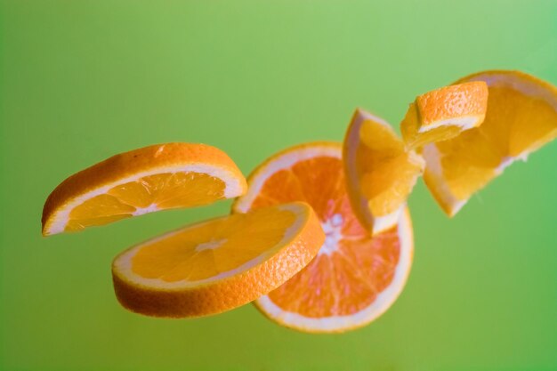 Photo close-up of orange fruit against green background