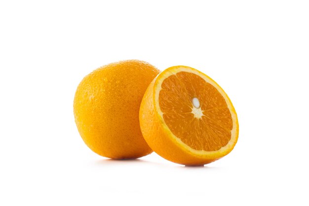Foto prossimo piano di un frutto arancione su uno sfondo bianco