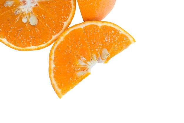 Foto prossimo piano di un frutto arancione su uno sfondo bianco