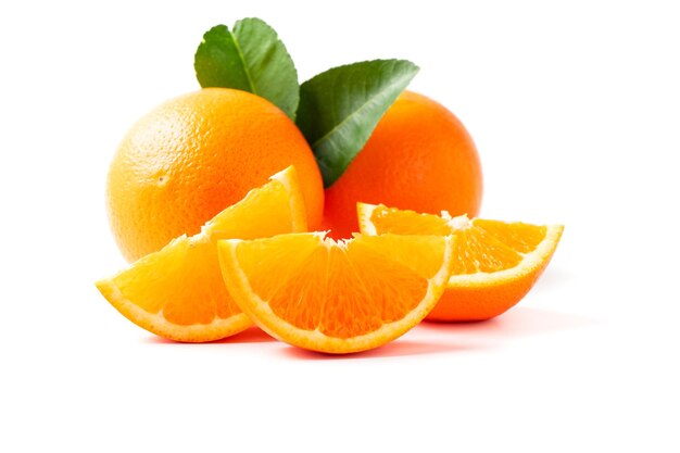 Prossimo piano di un frutto arancione su uno sfondo bianco