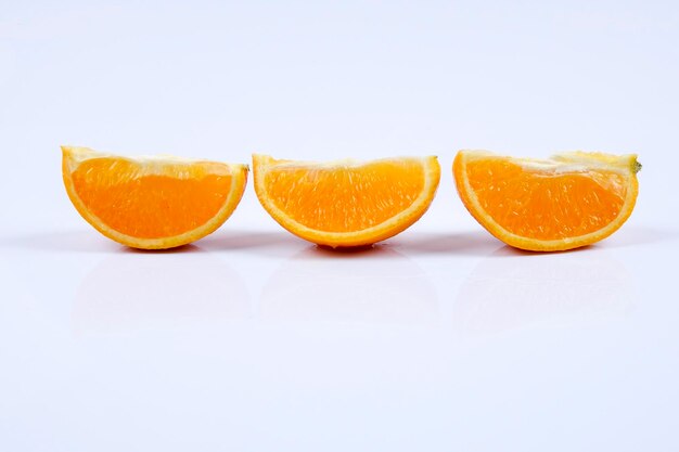 Photo close-up of orange fruit against white background