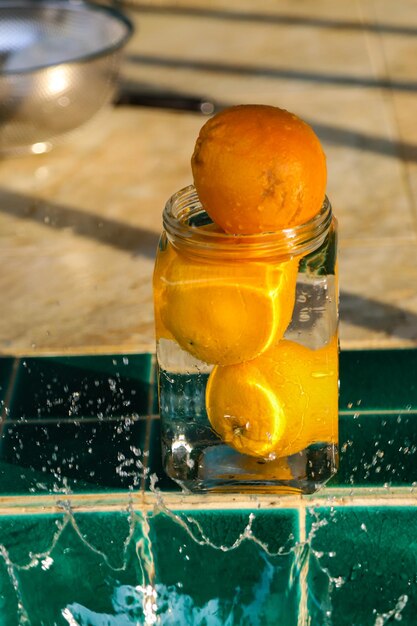 Photo close-up of orange fruit on glass table