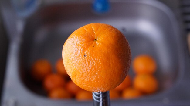 Foto prossimo piano di un frutto d'arancia