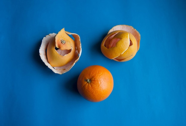 Foto close-up di frutti arancione su sfondo blu