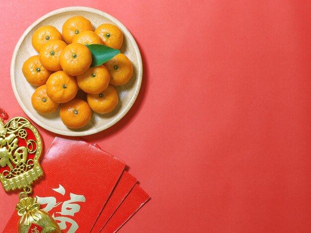 Photo close-up of orange fruits in plate on table