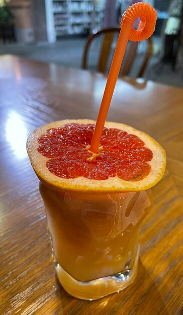 Foto close-up di succo d'arancia e di pompelmo su tavola