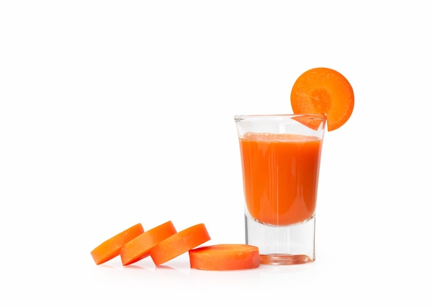 Близкий план апельсинового сока на белом фоне