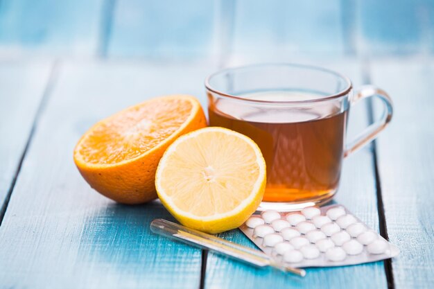 Photo close-up of orange juice on table