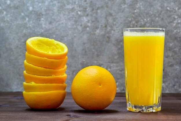 Photo close-up of orange juice on table