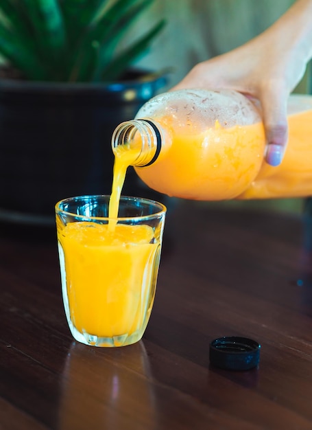 Photo close-up of orange juice on table