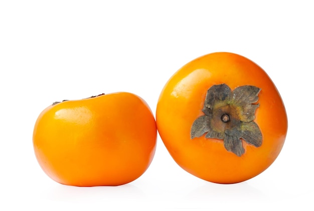 Foto close-up di una zucca arancione su uno sfondo bianco