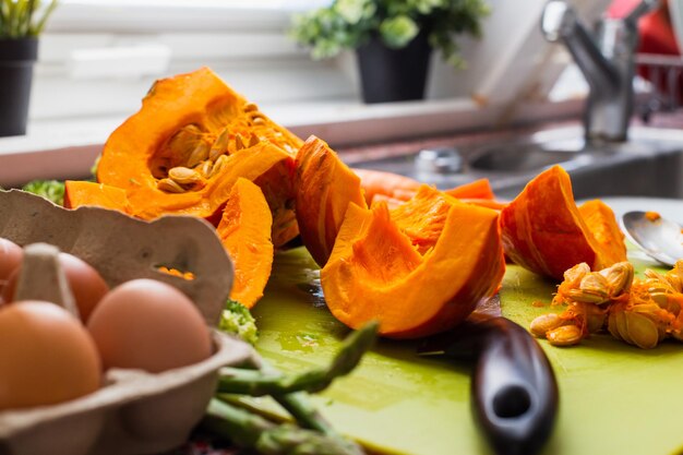 Foto close-up di una zucca arancione sul tavolo