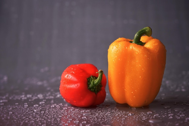 Foto close-up di peperoncino arancione e rosso su tavola