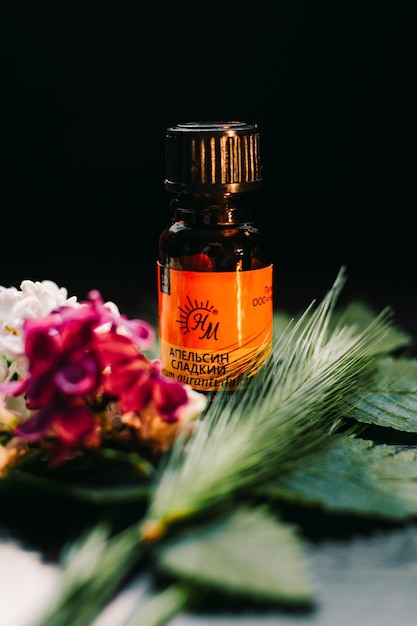 Photo close-up of orange rose flower in glass bottle