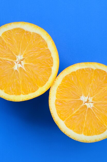 Foto close-up di una fetta arancione su uno sfondo blu