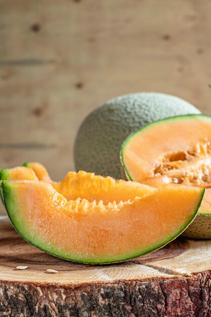 Photo close-up of orange slice on cutting board