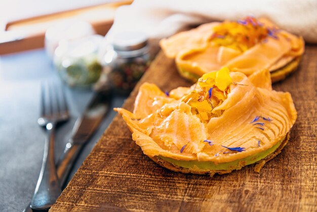 Photo close-up of orange slice on cutting board