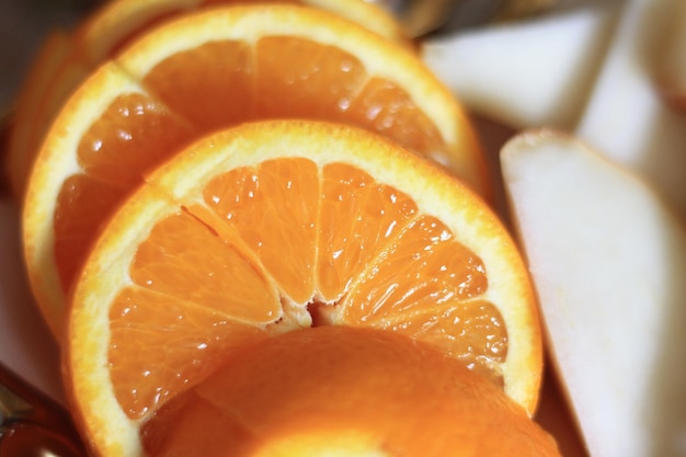 Un primo piano di una fetta d'arancia con la parola arancione su di esso