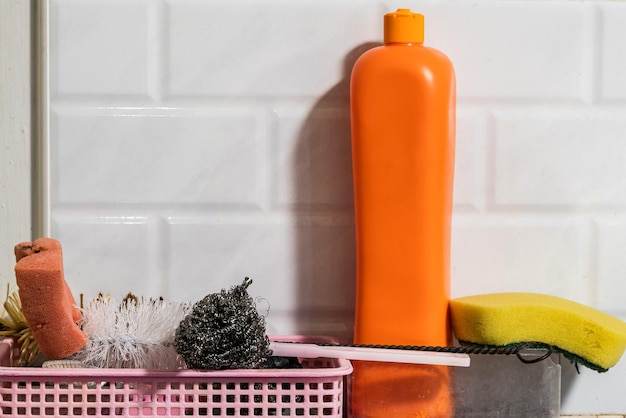 Photo close-up of orange on table against wall