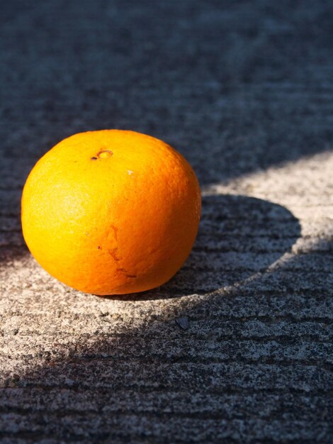 Foto close-up di un arancione sul tavolo