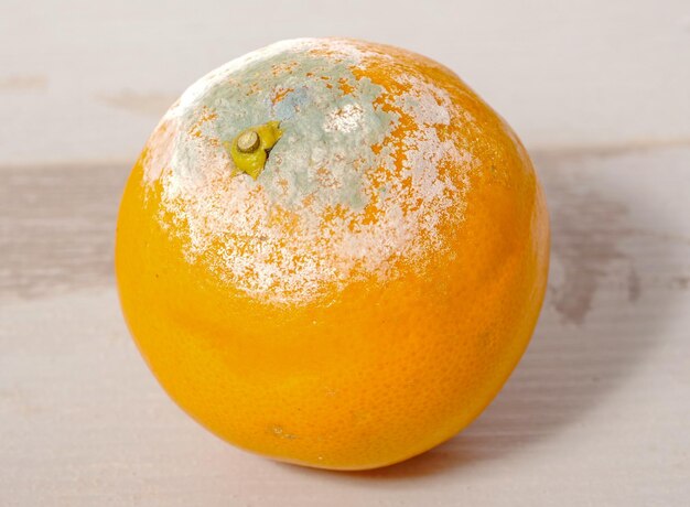 Foto prossimo piano dell'arancia sul tavolo