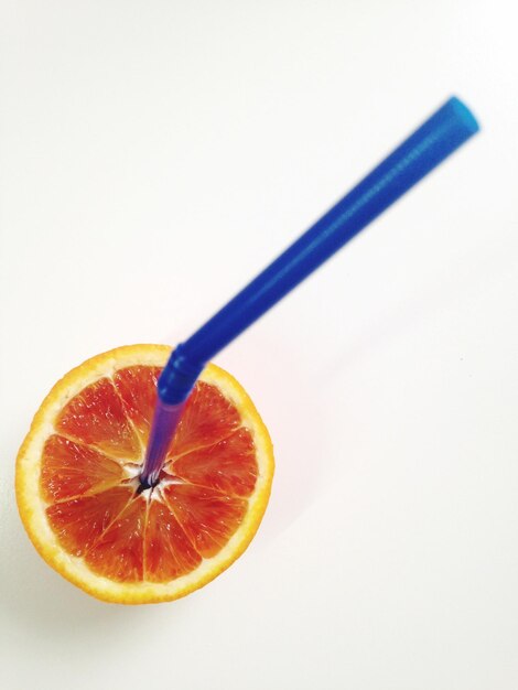 Photo close-up of orange with straw