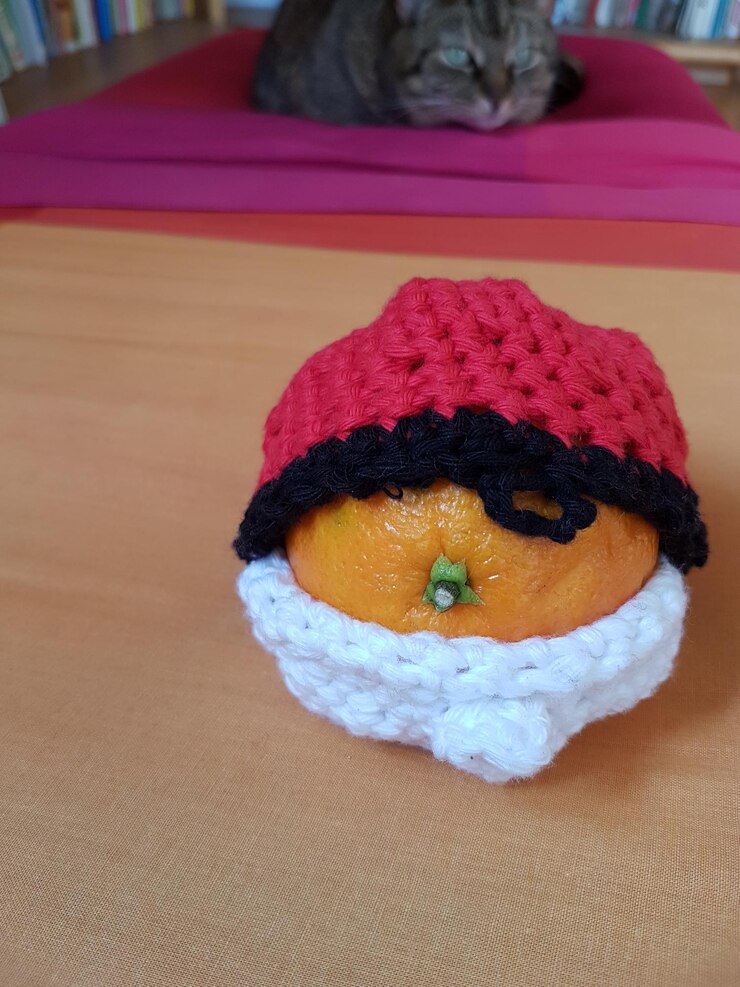 Photo close-up of orange with wool on table