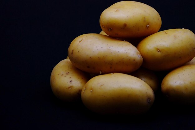 Photo close-up of oranges against black background