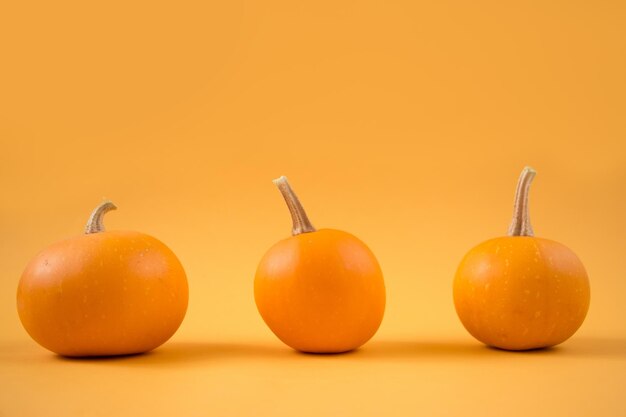 Photo close-up of oranges against orange background