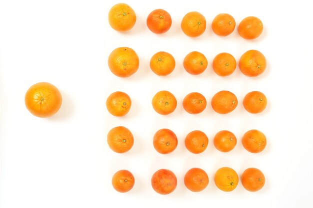 Photo close-up of oranges against white background