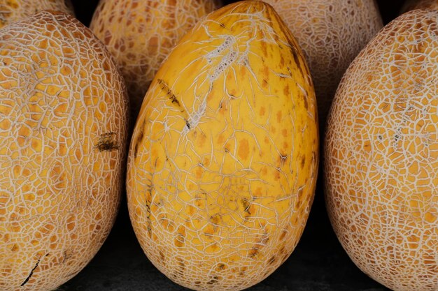 Foto prossimo piano di arance su una tavola in una bancarella del mercato