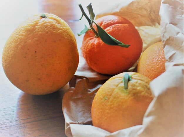 Photo close-up of oranges on table