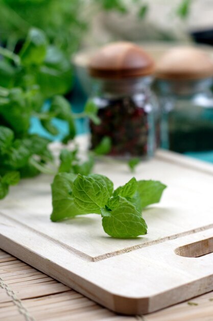 Photo close up of oregano on desk