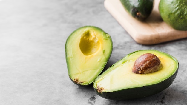 Photo close-up organic avocado on the table