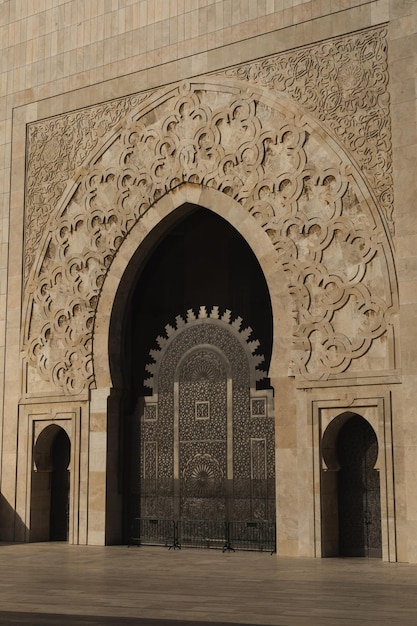 Foto close up della porta ornata della moschea hassan ii di casablanca