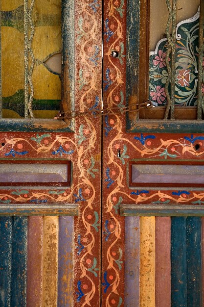 Photo close-up of ornate door