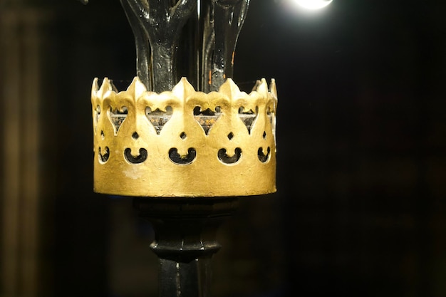 Photo close-up of ornate railing at night