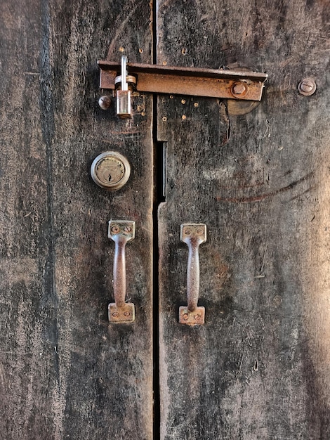 Close-up oud roestig slot op de deur en gebroken hout van slot houten achtergrond