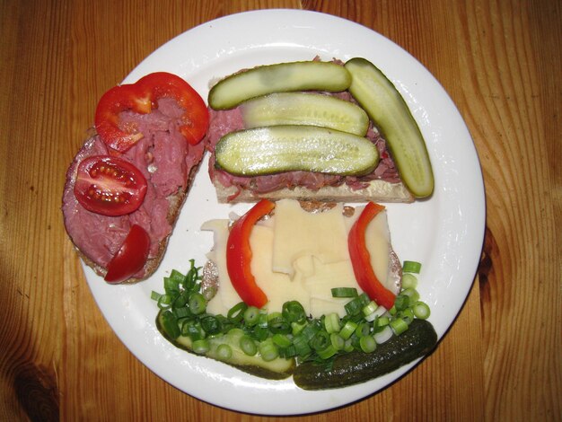 Foto veduta in primo piano del cibo sulla tavola