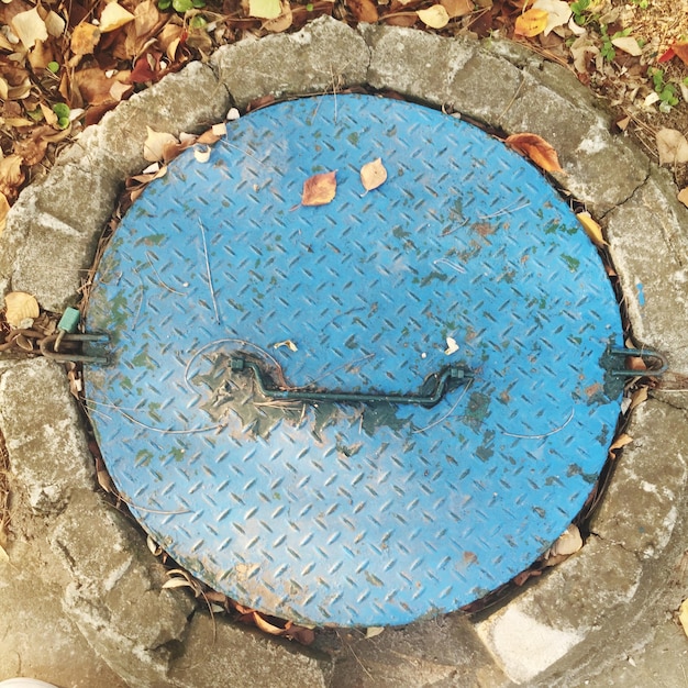 Photo close-up overhead view of on manhole