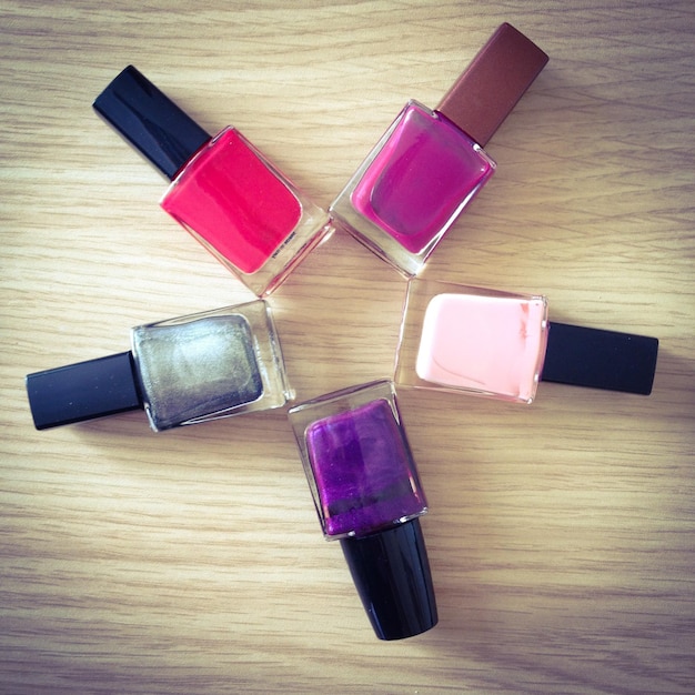 Photo close-up overhead view of nail polishes on table