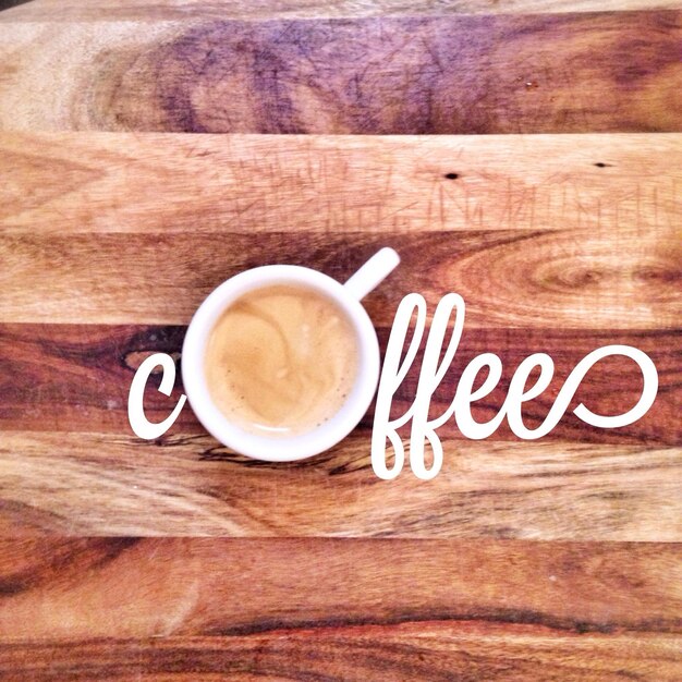 Close-up overhead view van tekst en koffie op een houten tafel