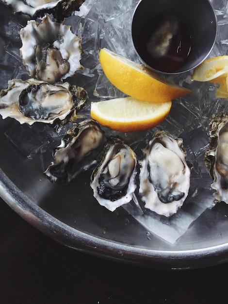 Photo close-up of oysters in plate